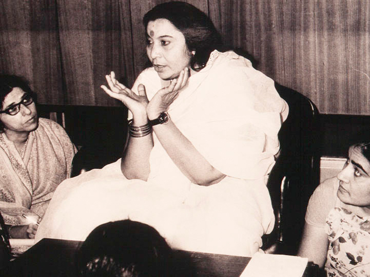 shri-mataji-nirmala-devi-teaching-sahaja-yoga-meditation-in-india