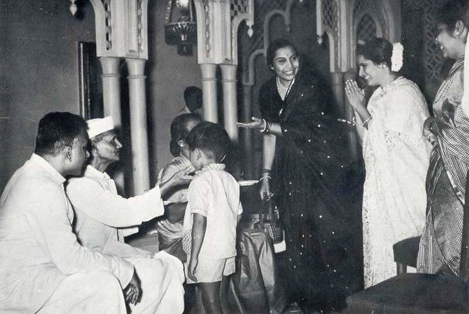 Shri Mataji introducing guests to Lal Bahadur Shastri in Mumbai