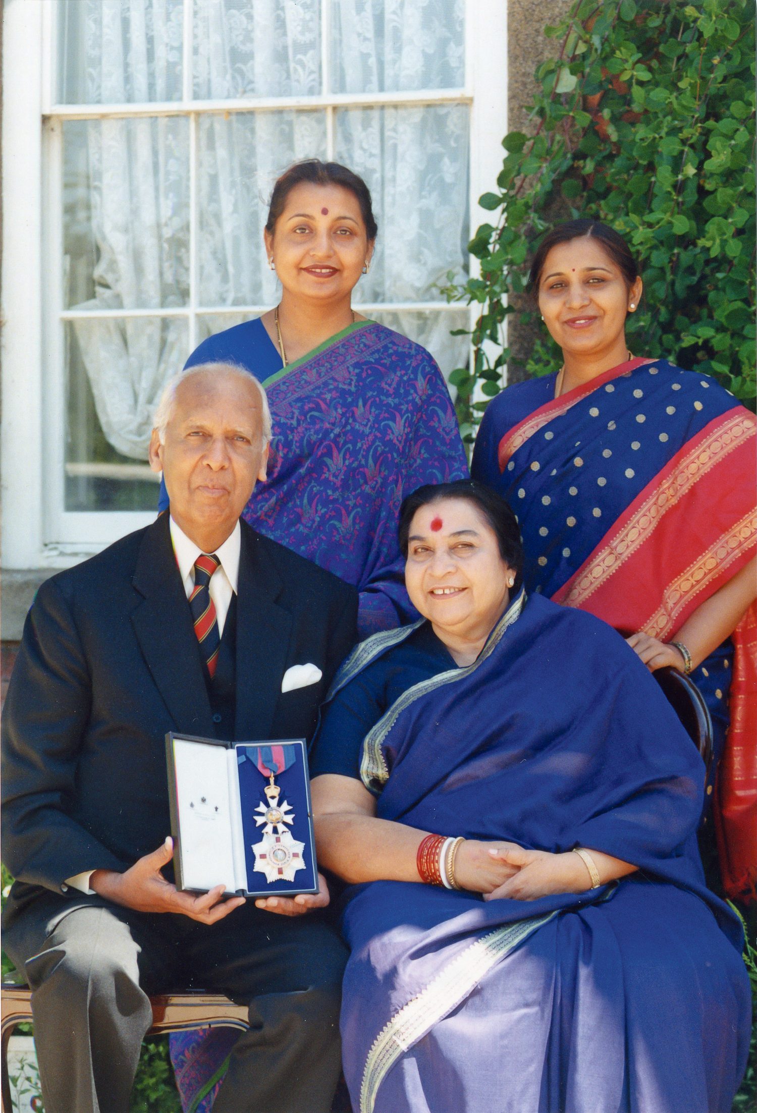 Sir CP displays his Knighthood alongside Shri Mataji, with daughters Kalpana and Sadhana