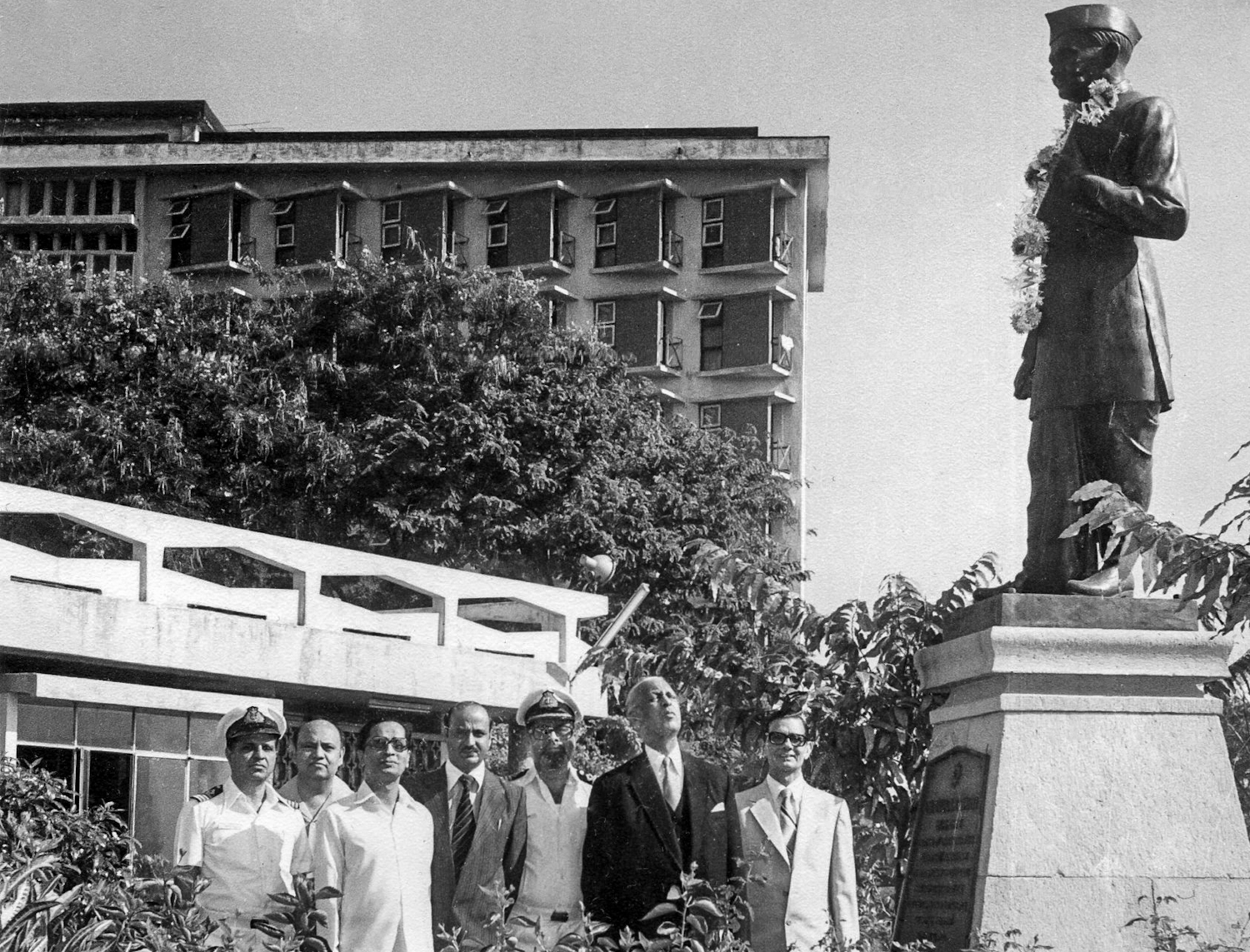 Sir C. P. mit Marineoffizieren vor dem Denkmal von Lal Bahadur Shastri