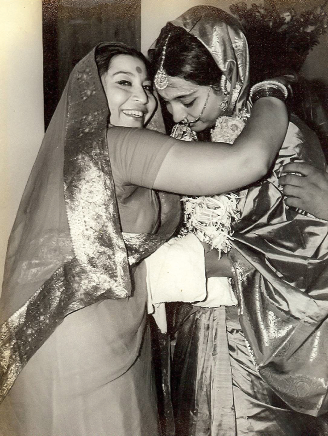 Shri Mataji mit ihrer Tochter Kalpana auf ihrer Hochzeit